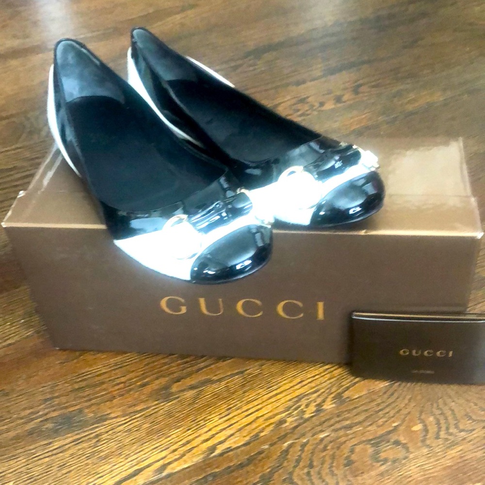 Authentic Gucci black and off white flats. Only worn 2 times. Size 7